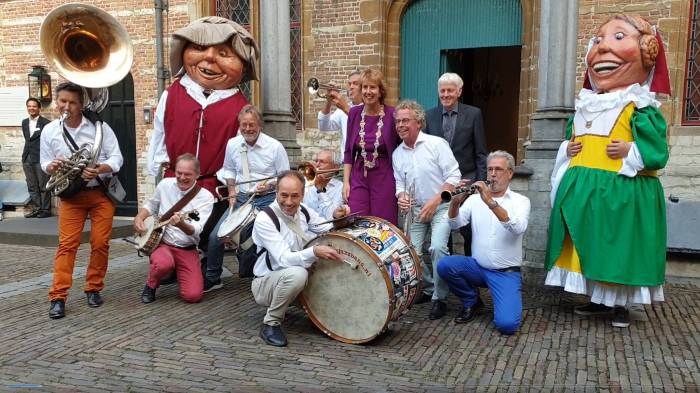 Margo Mulder en haar echtgenoot Paul zijn feestelijk verwelkomd in Bergen op Zoom, met een jazzband en twee Stadsreuzen.