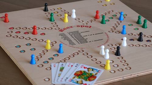 Gezellig samen meedoen aan Oud-Hollandse spelen, tijdens Alzheimer Café.