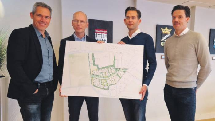 Wethouder Maarten Both (tweede van links) en de projectontwikkelaars tonen het bouwplan.