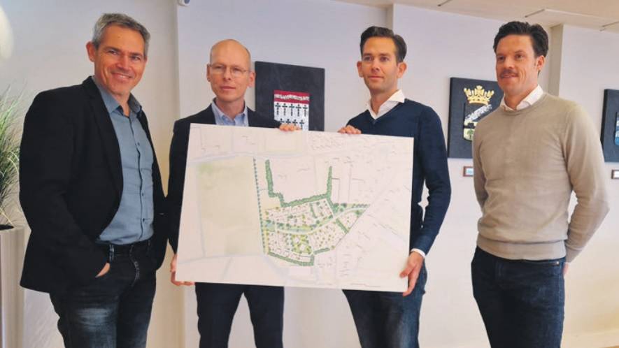 Wethouder Maarten Both (tweede van links) en de projectontwikkelaars tonen het bouwplan.