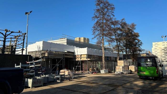 De nieuwe gymzaal van IKC Wemeldinge in aanbouw.