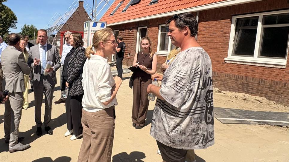 De minister in gesprek met een toekomstige bewoner