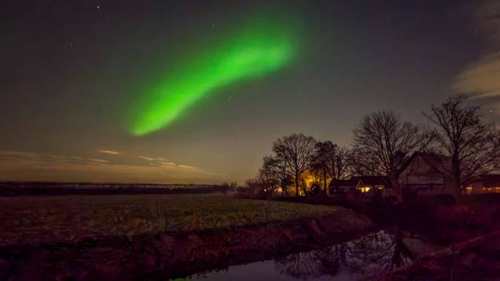 Het noorderlicht boven 's-Heerenhoek.