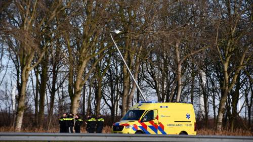 Auto belandt ondersteboven in sloot langs A58