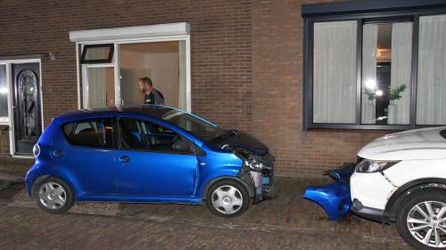 Automobilist rijdt tegen geparkeerde auto Biezelinge