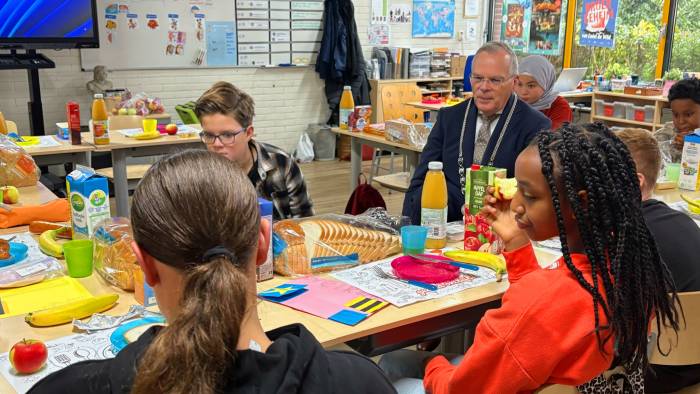 Gezond de dag beginnen:       burgemeestersontbijt op basisschool De Voorhoute