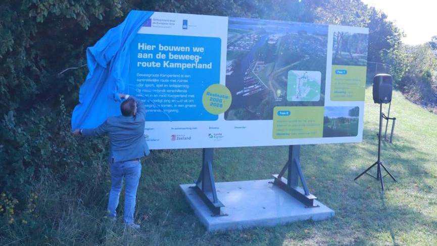 Wethouder Johan Sandee onthult het informatiebord.
