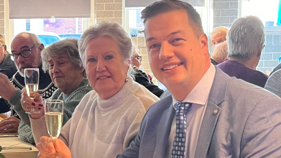 Wethouder Van Belzen proost op het nieuwe jaar, tijdens de Open Tafels.
