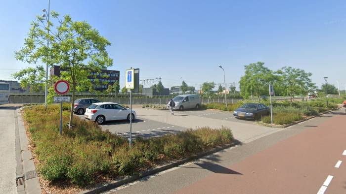 Het parkeerterrein bij het station Goes.