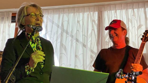 Wethouder Marga van de Plasse reikte in 2021 de Cultuurprijs uit aan Peter Kempe van het Bluesfestival Kwadendamme.