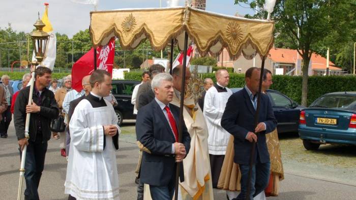 Een eerdere editie van de Sacramentsprocessie in Kwadendamme.