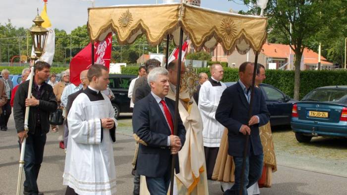 Een eerdere editie van de Sacramentsprocessie in Kwadendamme.