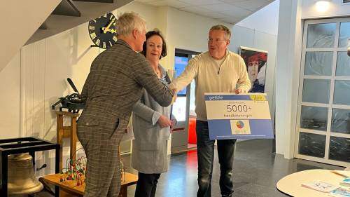 Petitie tegen uitbreiding Roompot op Noord-Beveland overhandigd aan burgemeester Loes Meeuwisse
