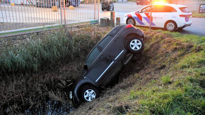 Auto belandt in sloot bij Wemeldinge