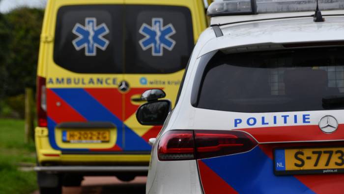Persoon onder scootmobiel in sloot Kapelle
