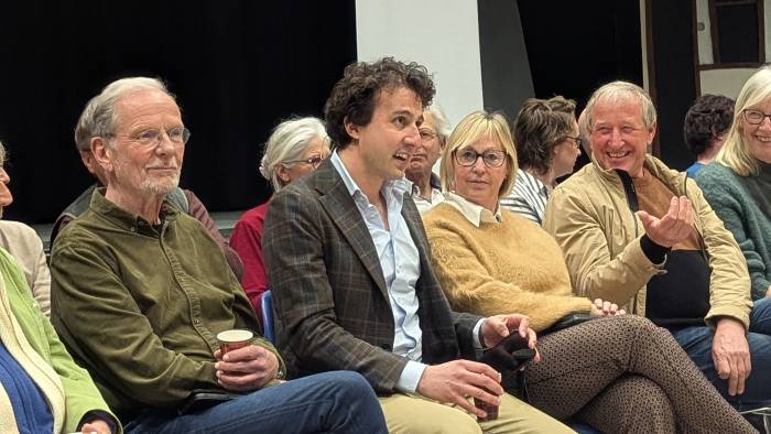 Jesse Klaver (midden) naast raadslid Marjolein Sinke-Oele uit Reimerswaal.