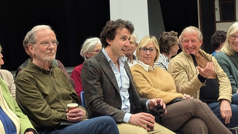 Jesse Klaver (midden) naast raadslid Marjolein Sinke-Oele uit Reimerswaal.