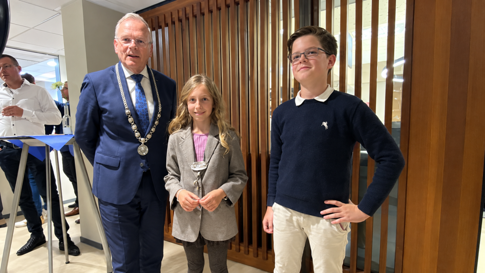 Ivy Hoogstrate (midden) met rechts naast haar Ralph Harthoorn en links burgemeester Jan Luteijn.