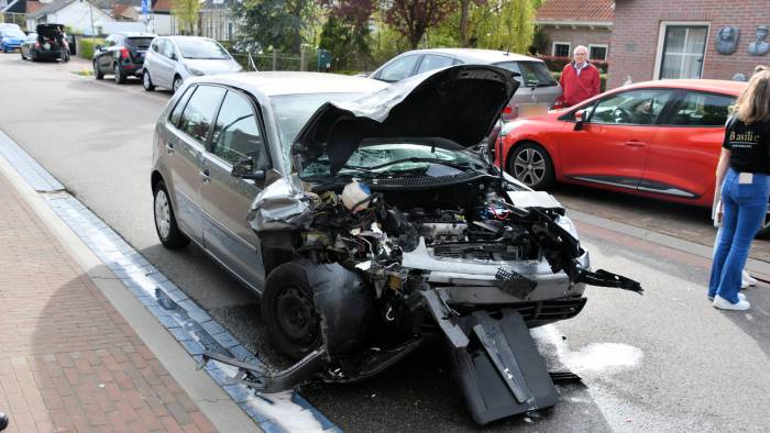 Auto ramt geparkeerde voertuigen in Kamperland