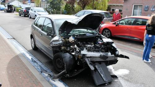 Auto ramt geparkeerde voertuigen in Kamperland