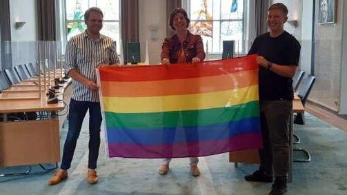 De Regenboogambassadeurs bij de start, vier jaar geleden. Links Francois, midden wethouder Evertz en rechts Maxim.
