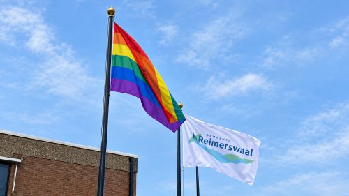 De Regenboogvlag wappert niet op zondag 11, maar maandag 12 oktober.