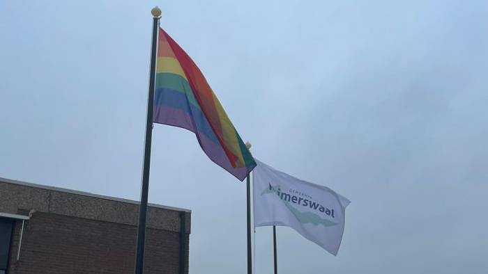 De regenboogvlag voor het gemeentehuis in Kruiningen.