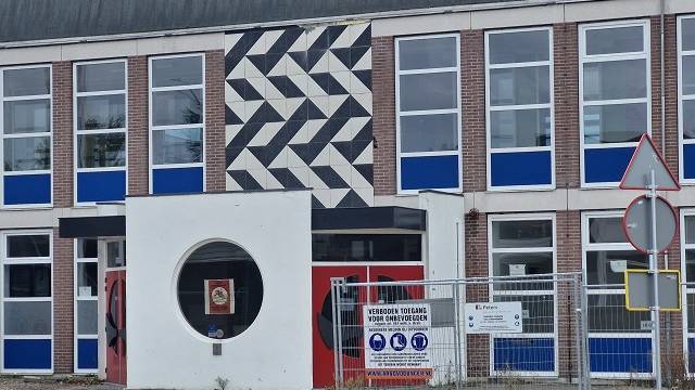Het zwart-wit geblokte reliëf van het Ostrea Lyceum in Goes