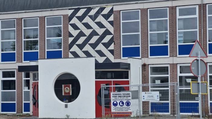 Het zwart-wit geblokte reliëf van het Ostrea Lyceum in Goes