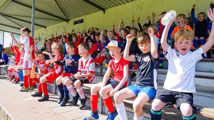 jeugdspelers op de tribune