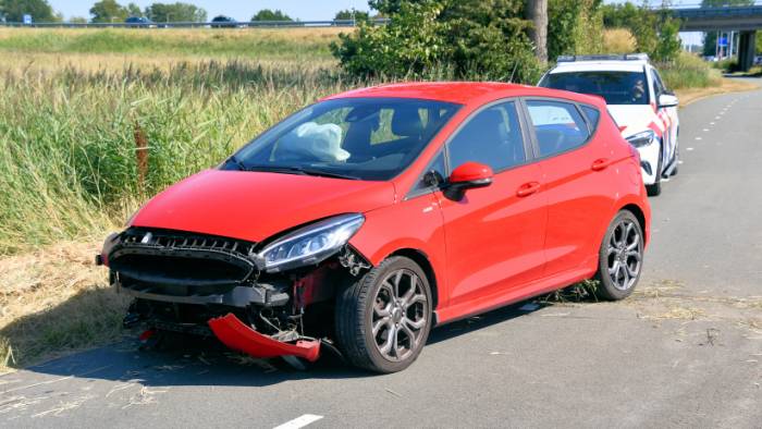 De auto raakte door de klap flink beschadigd.