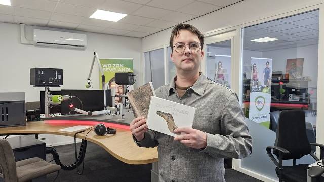Filmmaker en schrijver Sander Cox als studiogast bij Streekomroep de Bevelanden