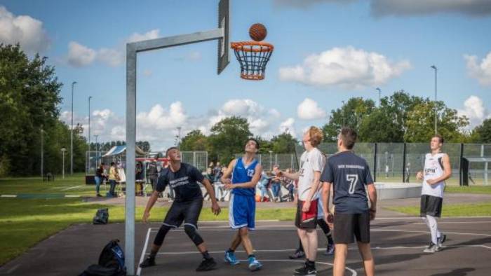 Basketballers op het Urban Sportpark.