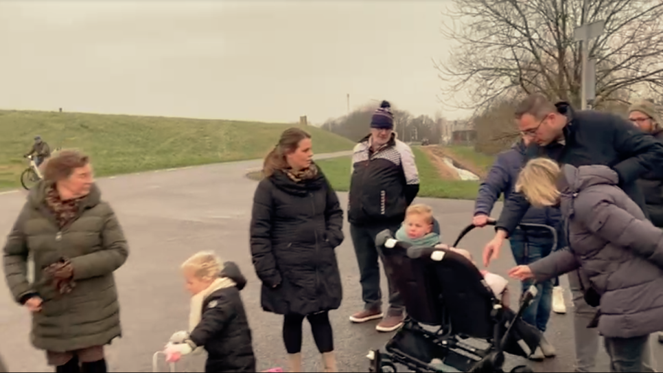 Ook raadspolitici en hun gezinsleden lopen mee tijdens de nieuwjaarswandeling. Rechts: Marjolein Sinke-Oele (PvdA) en Olaf Buteijn (CDA), achter de kinderwagen raadslid Johan Sinke (SGP).