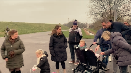 Ook raadspolitici en hun gezinsleden lopen mee tijdens de nieuwjaarswandeling. Rechts: Marjolein Sinke-Oele (PvdA) en Olaf Buteijn (CDA), achter de kinderwagen raadslid Johan Sinke (SGP).