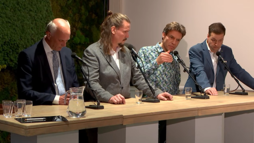 Achter de tafel: Adrie van der Maas (SGP), Niels Visser (FvD), Eric Maheu (GL-PvdA) en Stephan van Belzen (VVD).