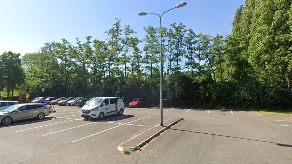 De nieuwbouw komt achter de parkeerplaats aan de Kattendijksedijk.