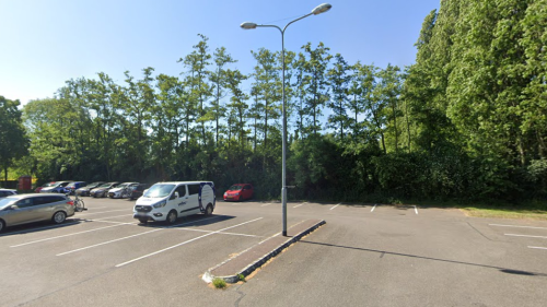 De nieuwbouw komt achter de parkeerplaats aan de Kattendijksedijk.