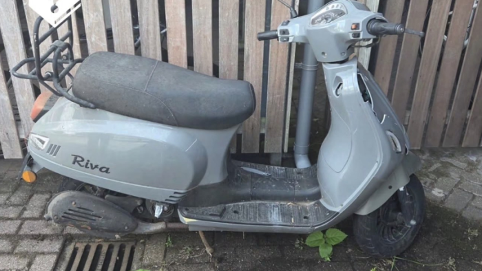 De politie zoekt de eigenaar van deze scooter.
