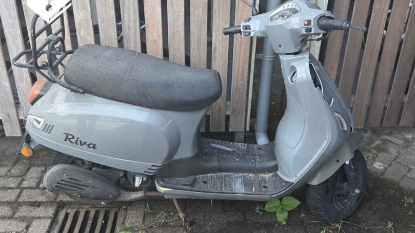 De politie zoekt de eigenaar van deze scooter.