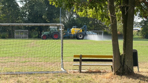 Het sportveld is volgens raadslid Sinke-Oele bespoten met chemische middelen.