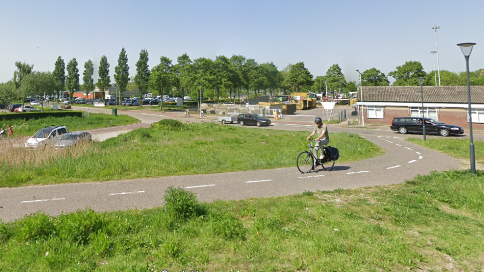 Het huidige fietspad is volgens het college té smal en een voetpad ontbreekt.