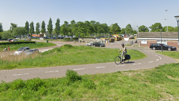 Het huidige fietspad is volgens het college té smal en een voetpad ontbreekt.