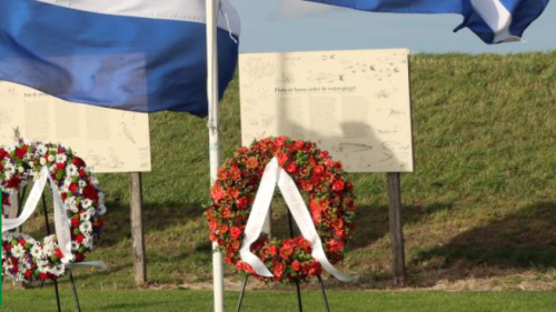 Herdenkingskransen bij het Landingsmonument Baarland.