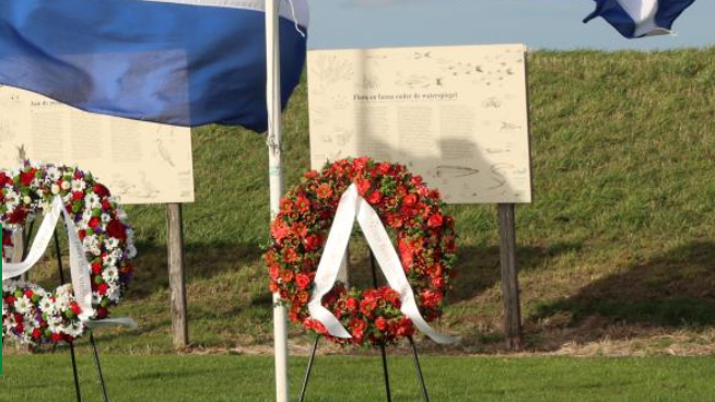 Herdenkingskransen bij het Landingsmonument Baarland.