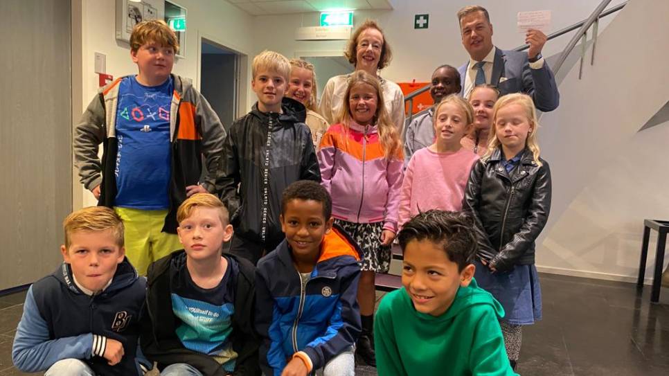 De leerlingen met op de achtergrond burgemeester Loes Meeuwisse en wethouder Stefan van Belzen.
