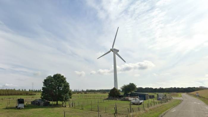 Eén van de twee huidige molens aan de Schoorse Zeedijk, die worden vervangen door exemplaren van drie keer zo hoog.