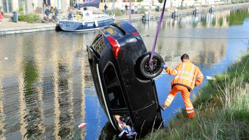 Auto te water in Goes, politie telt daarna 53 sloffen Marlboro