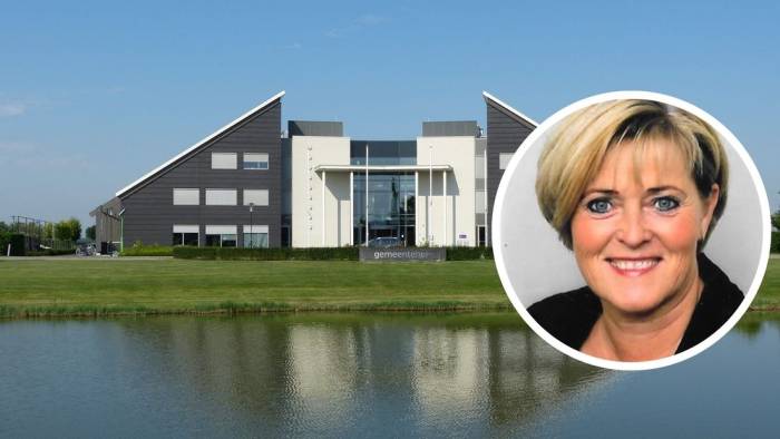 Het gemeentehuis Tolen en burgemeester Marleen Sijbers (inzet)