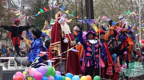 Sinterklaas en zijn Pieten arriveren in de Stadshaven van Goes